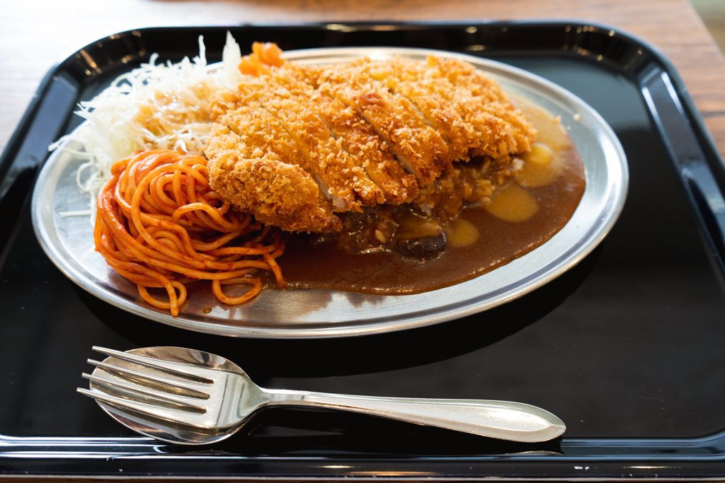 名物・虎のカツカレー　あいがけ　小盛