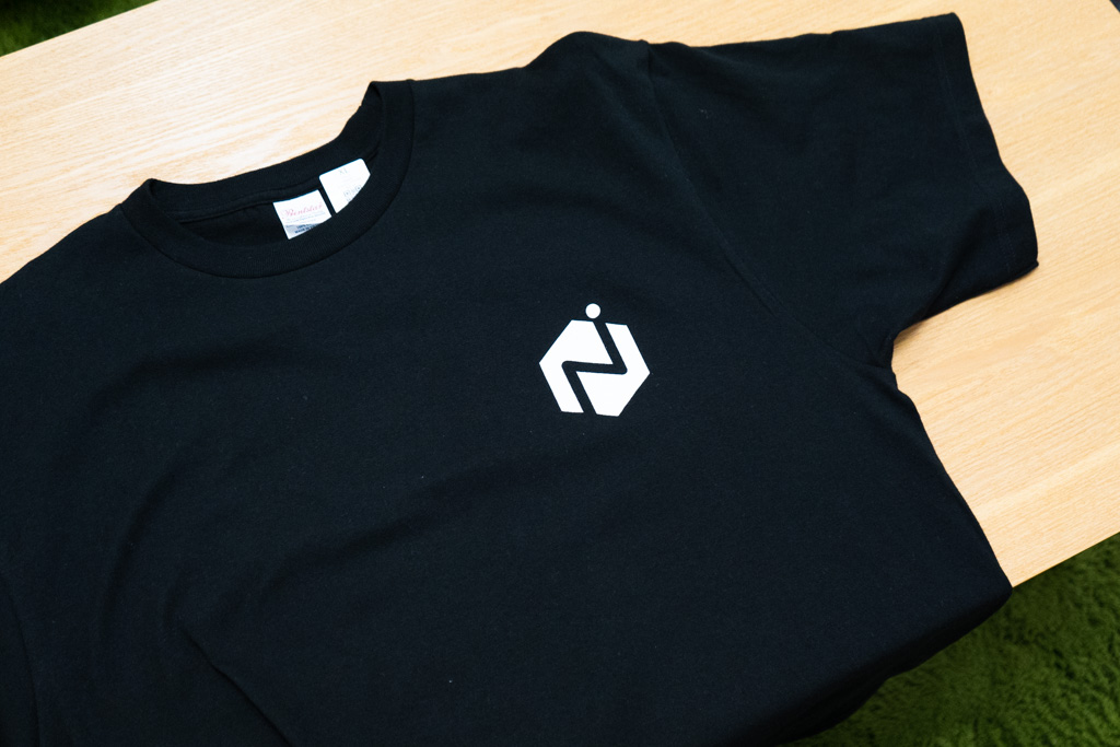 胸にロゴマーク