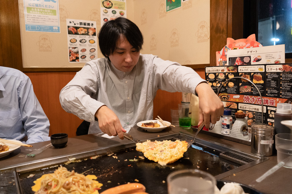 お好み焼きを返す