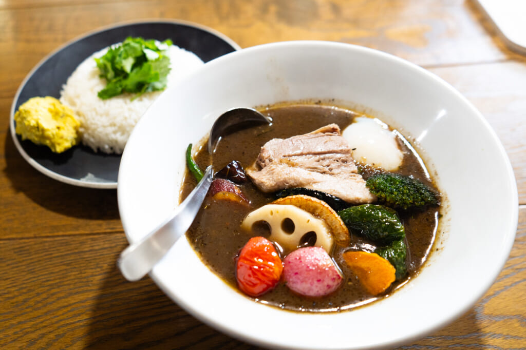 チャランドラーカリー 豚角煮と揚げ野菜のスープカリー