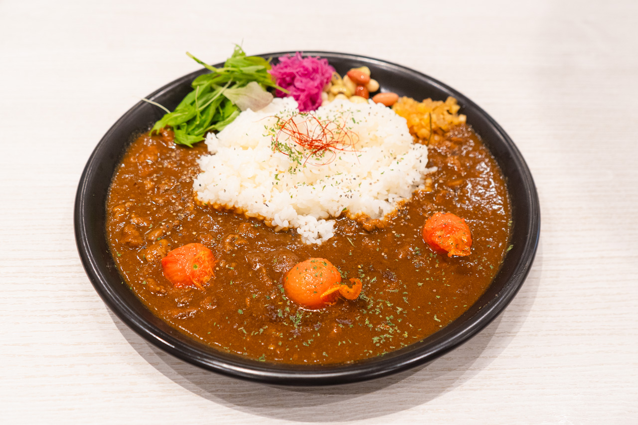 牛すじとミニトマトのカレー