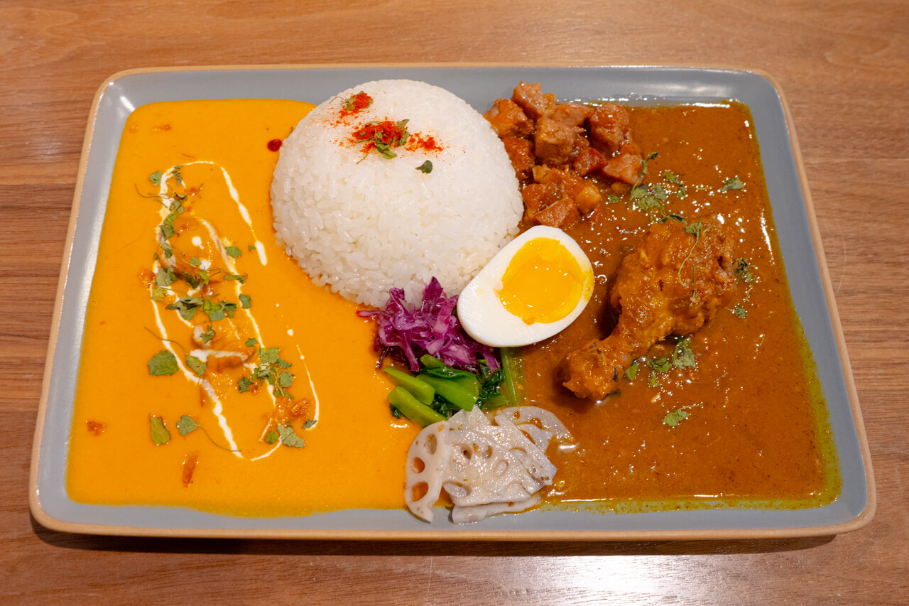 カレー2種（スパイスチキンカレー・バターチキンカレー）