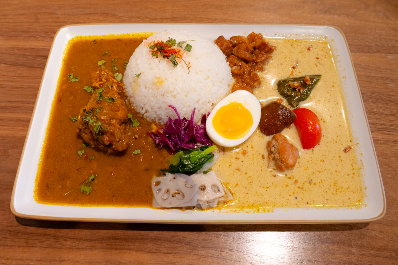 カレー2種（スパイスチキンカレー・グリーンカレー）
