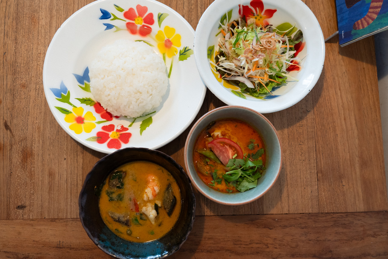 海老とタイバジルのグリーンカレー&本日のタイカレー