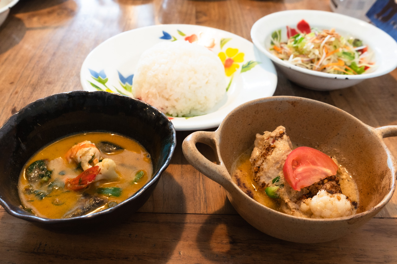 白ごまチキンカリー&海老とタイバジルのグリーンカレー