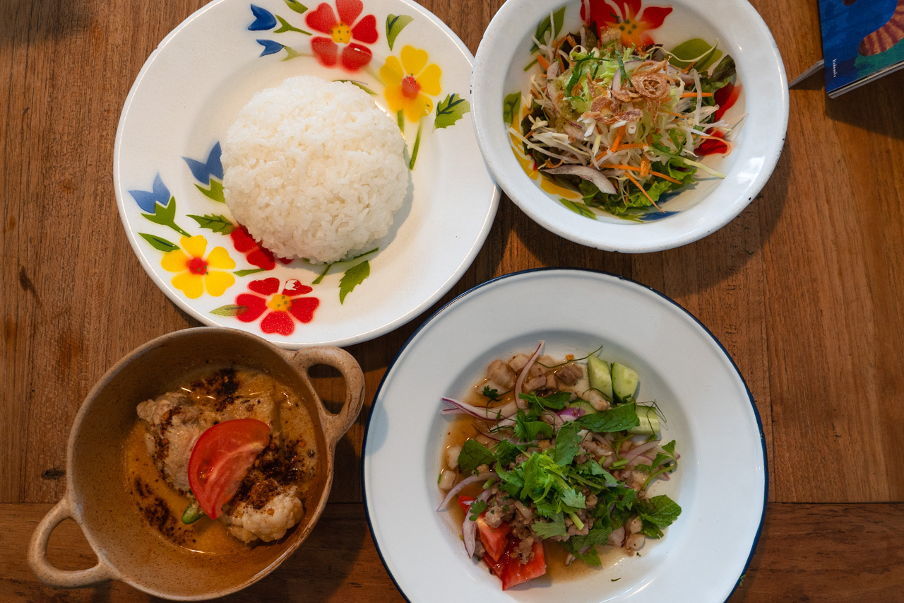 白ごまチキンカリー&ラープ・ムー・ジッカ