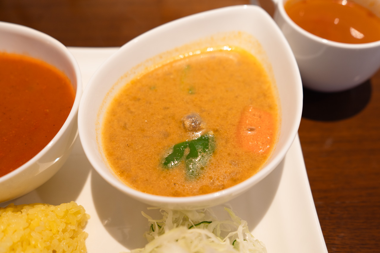 骨付きレッグのチキンカレー