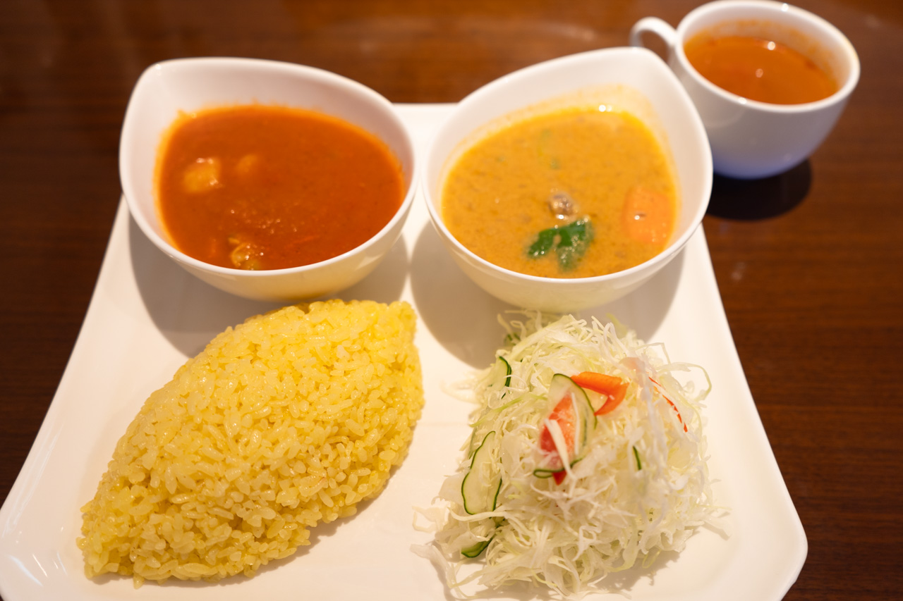 ダブルカレー　骨付きレッグのチキンカレー&シーフードカレー