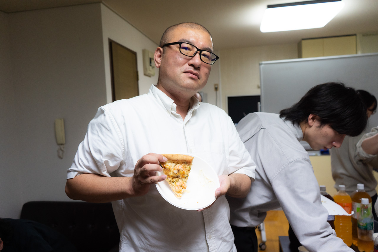 ピザを見せてくれる社長