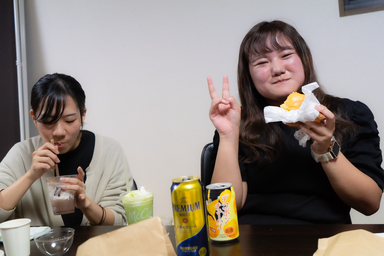 マクドナルドを食べる社員たち