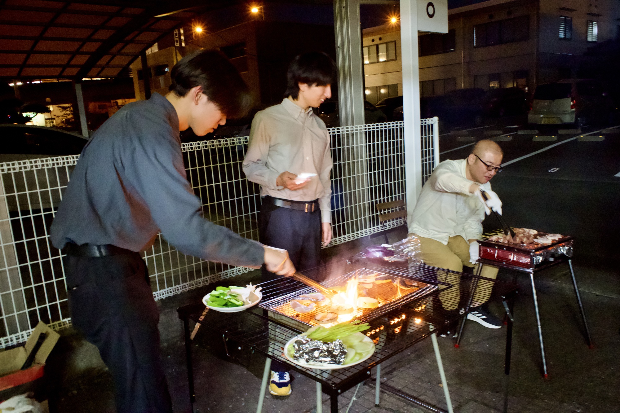 お肉を焼く社員たち