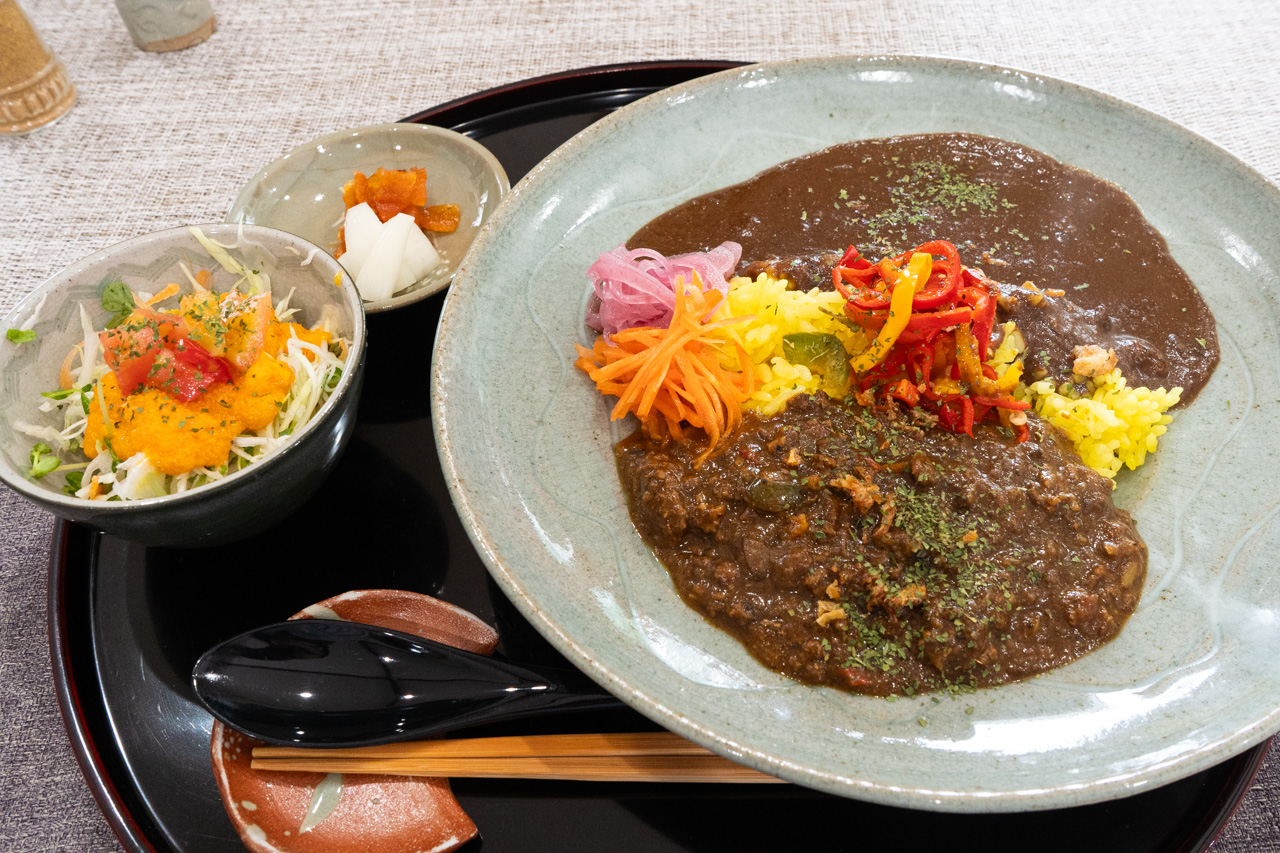 伝七カレー&キーマカレーあいがけ(サラダ付き)