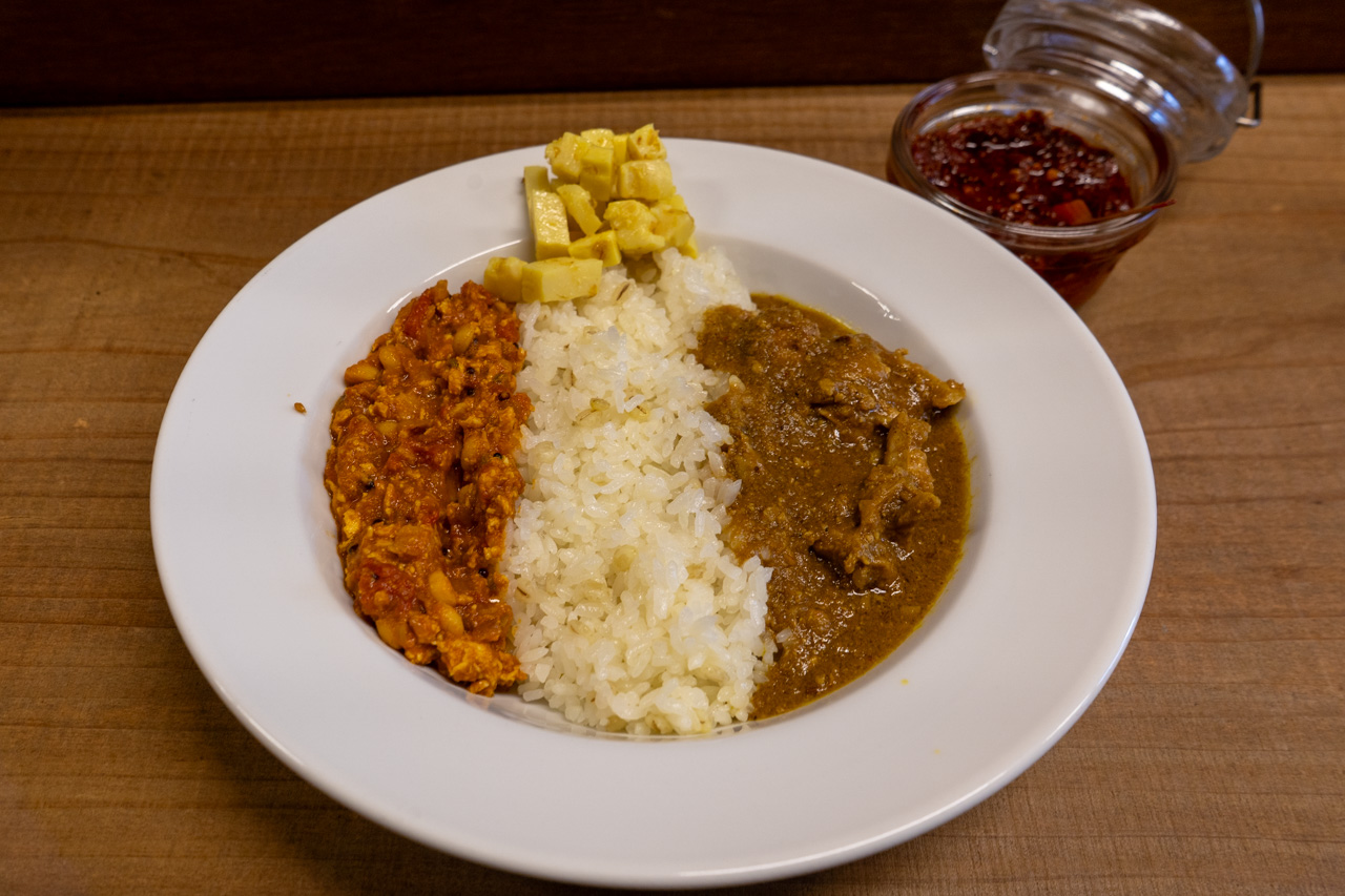 チキンとトマトキーマのあいがけ