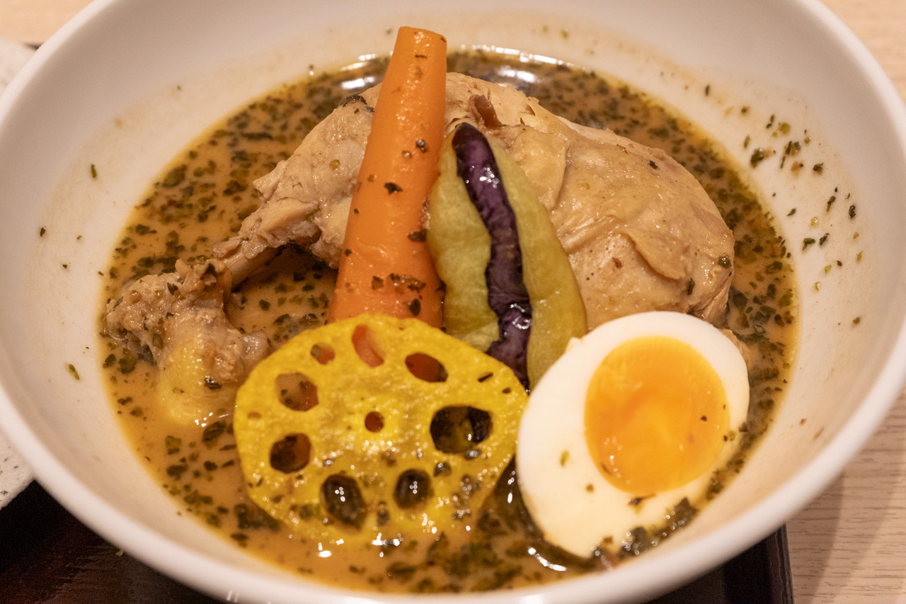 豚骨と野菜出汁のスープカレー チキンレッグ