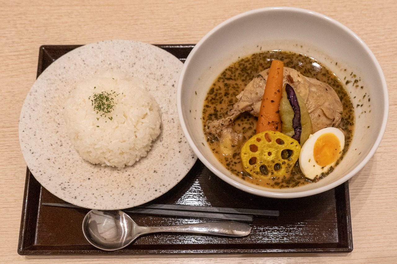 豚骨と野菜出汁のスープカレー チキンレッグ