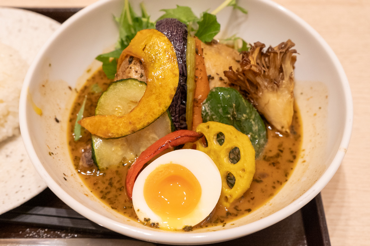 豚骨と野菜出汁のスープカレー チキンと野菜⑩種