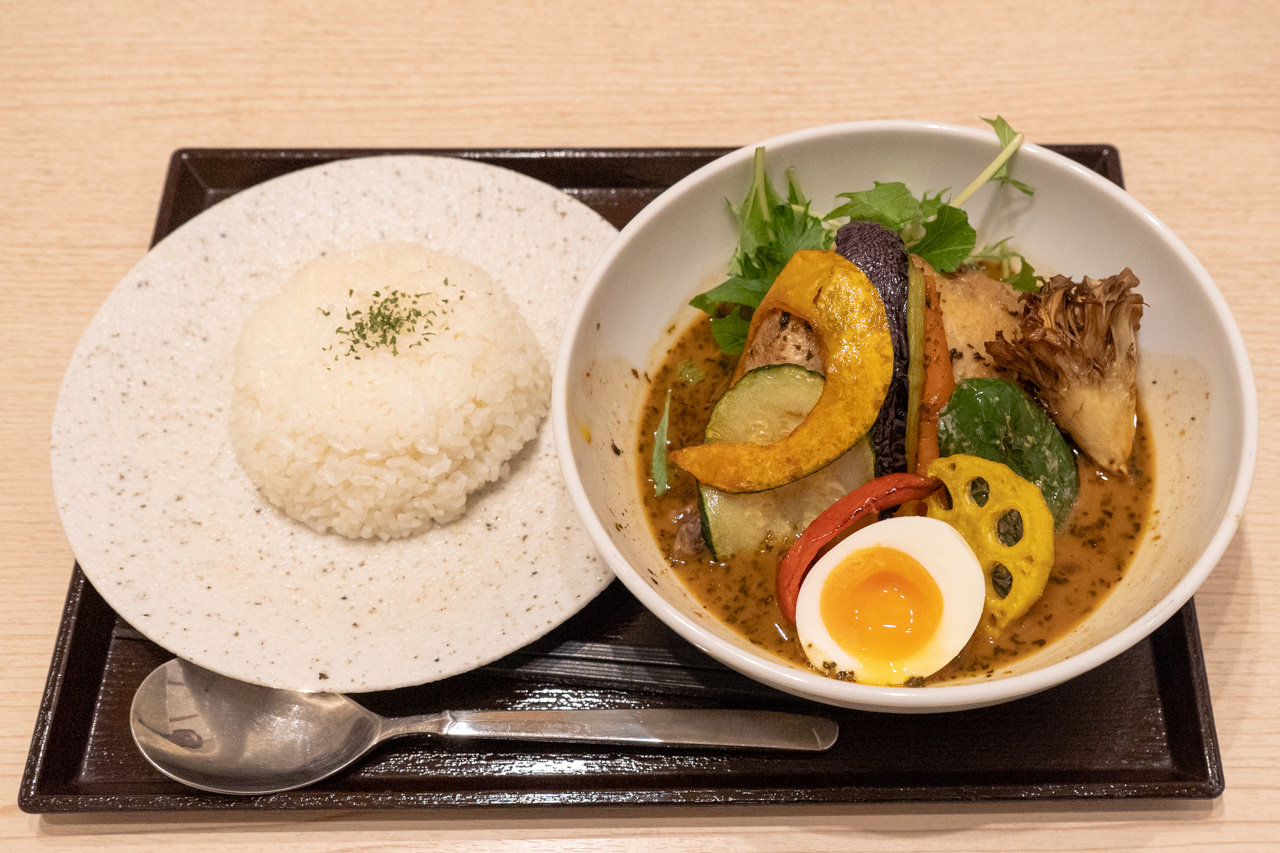 豚骨と野菜出汁のスープカレー チキンと野菜⑩種
