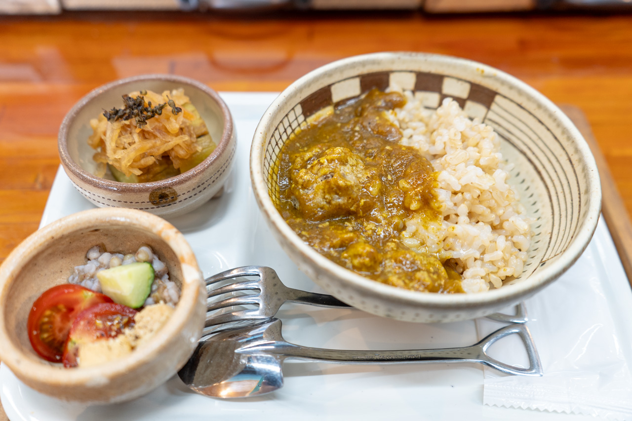 猪の燻製入りゴンのカレー