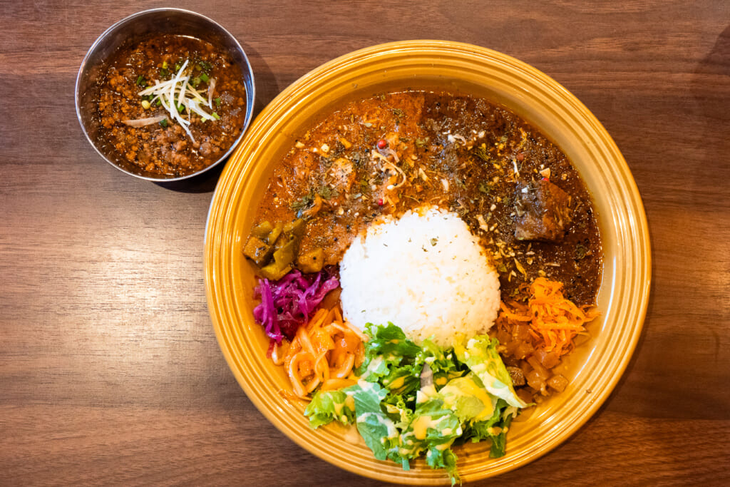 問答無用のカレー全種盛り